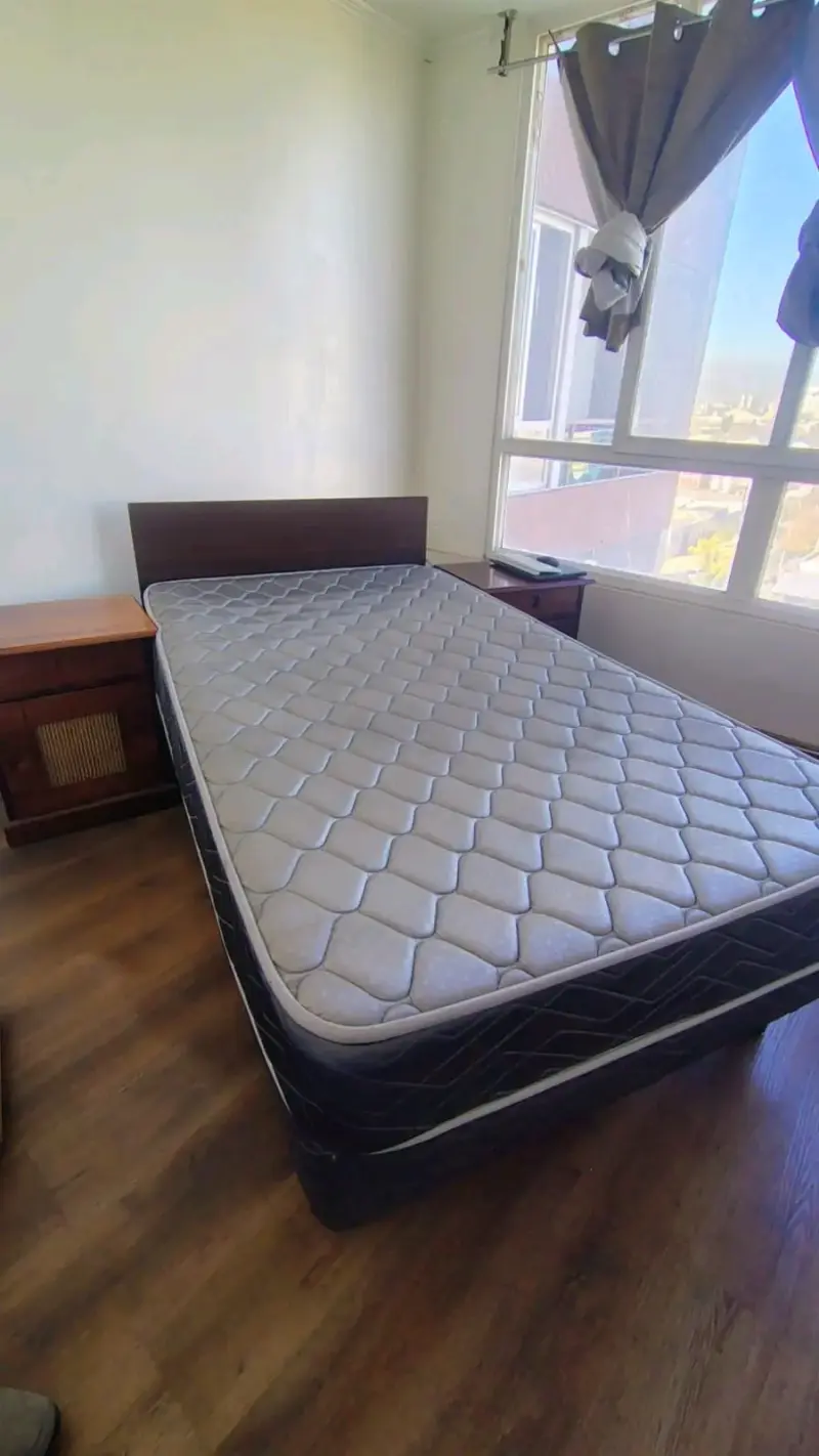 Cama con respaldo, colchón de una plaza y media - 1