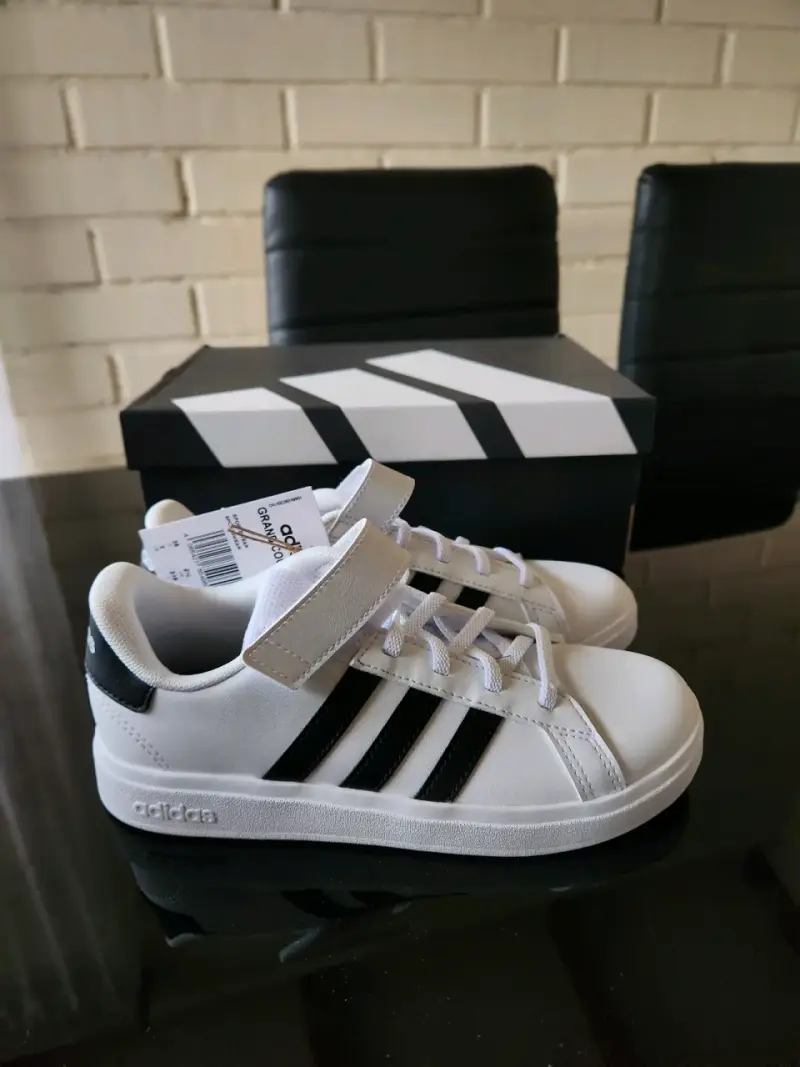 Zapatillas blancas con tiras Adidas - 1