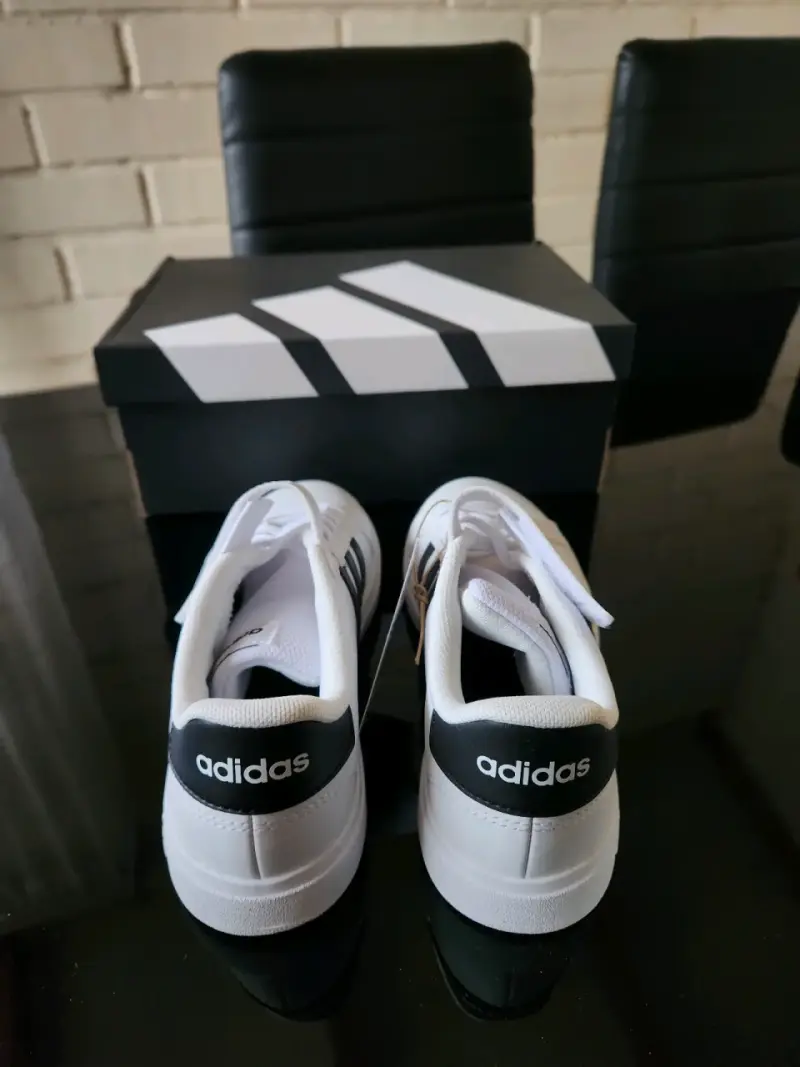 Zapatillas blancas con tiras Adidas - 3
