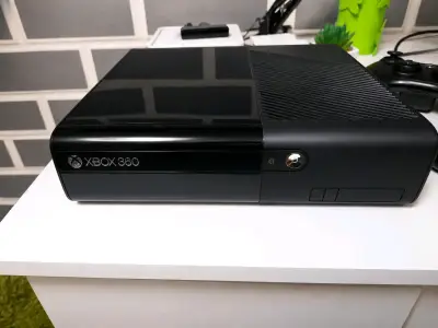 Consola Xbox 360 + Kinect + 2 juegos - miniatura 1