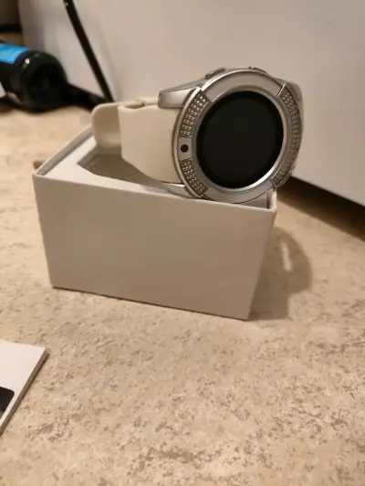 Smartwatch blanco moderno - miniatura 2
