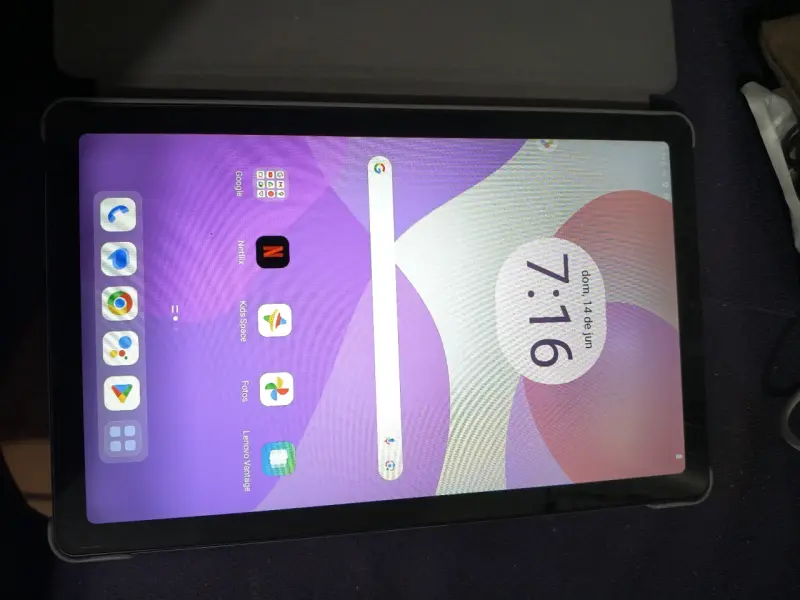 Tablet Lenovo con funda - 1