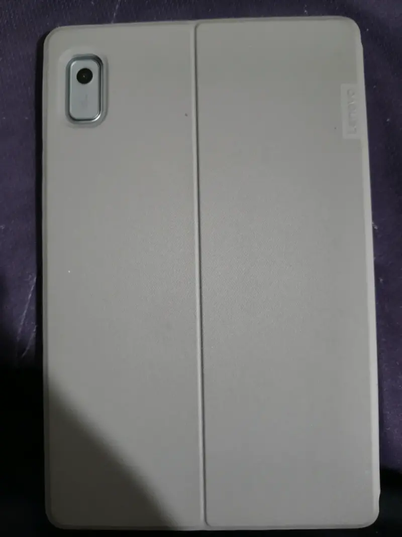 Tablet Lenovo con funda - 4