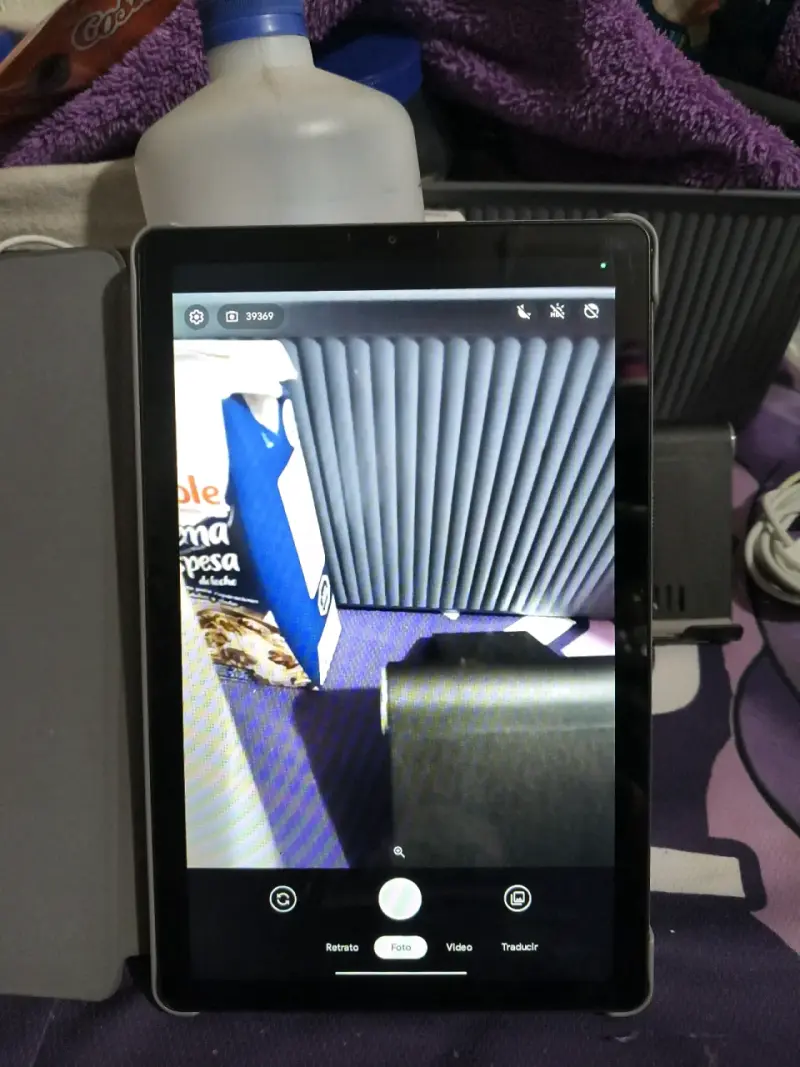 Tablet Lenovo con funda - 5