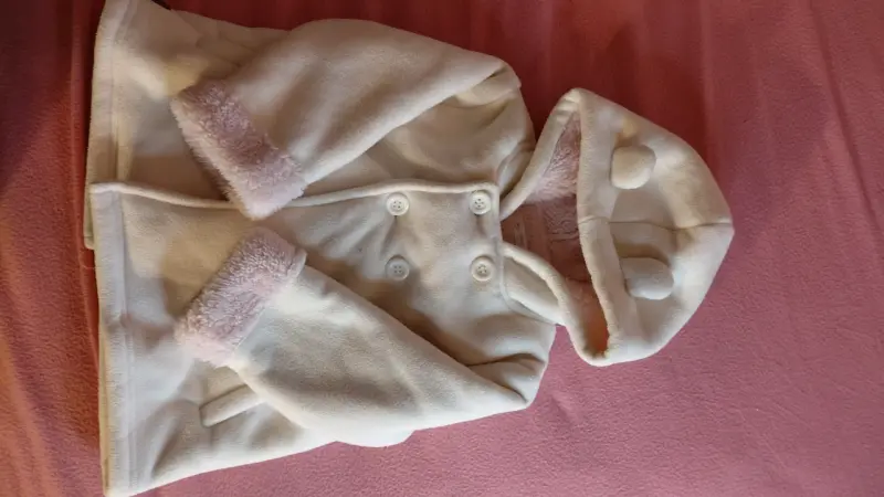Abrigo 24 M beige peludo, chaqueta Hello Kiitty - 1