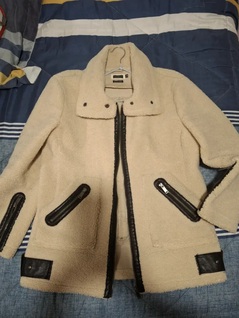 Chaqueta beige de lana con cierres