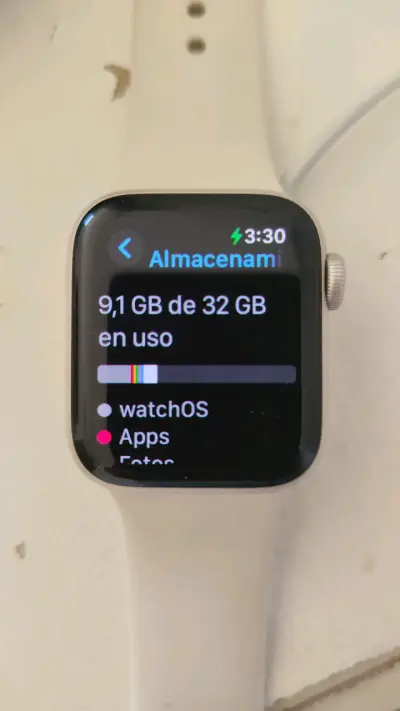 Smartwatch con correa blanca - miniatura 3