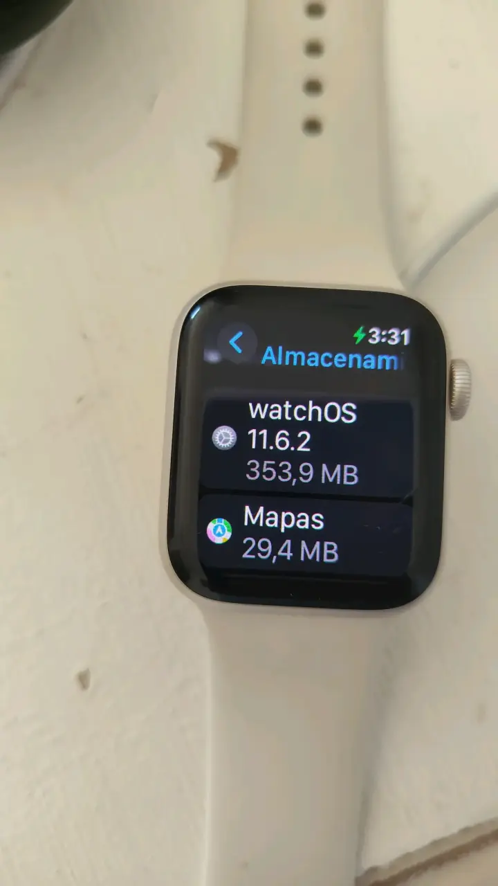 Smartwatch con correa blanca - 4