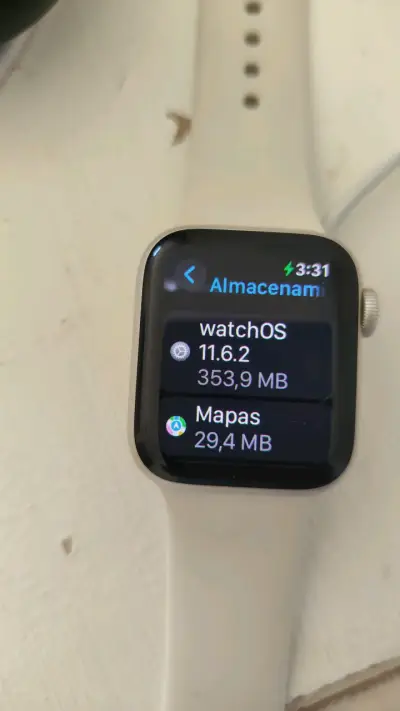 Smartwatch con correa blanca - miniatura 4