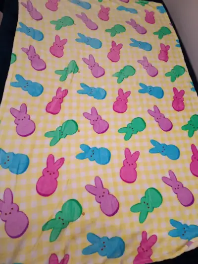 Manta infantil  con dibujos de ositos y conejitos - miniatura 2