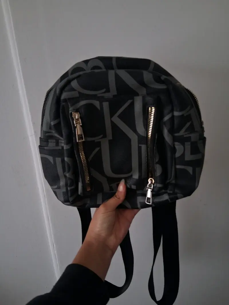 Mochila negra con cierres dorados - 1