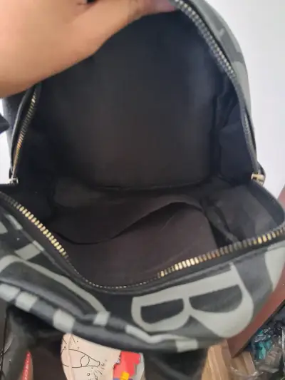 Mochila negra con cierres dorados - miniatura 2