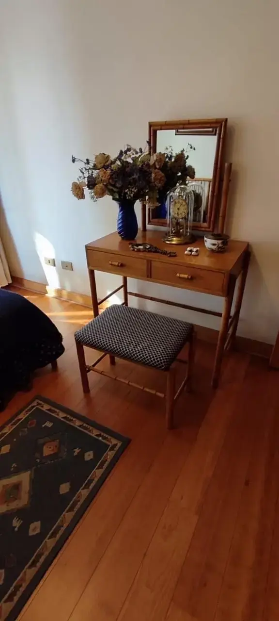 Tocador de madera con espejo