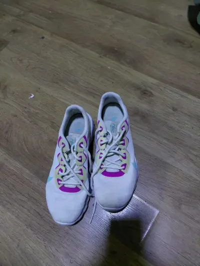 Zapatillas deportivas blancas y moradas - miniatura 1