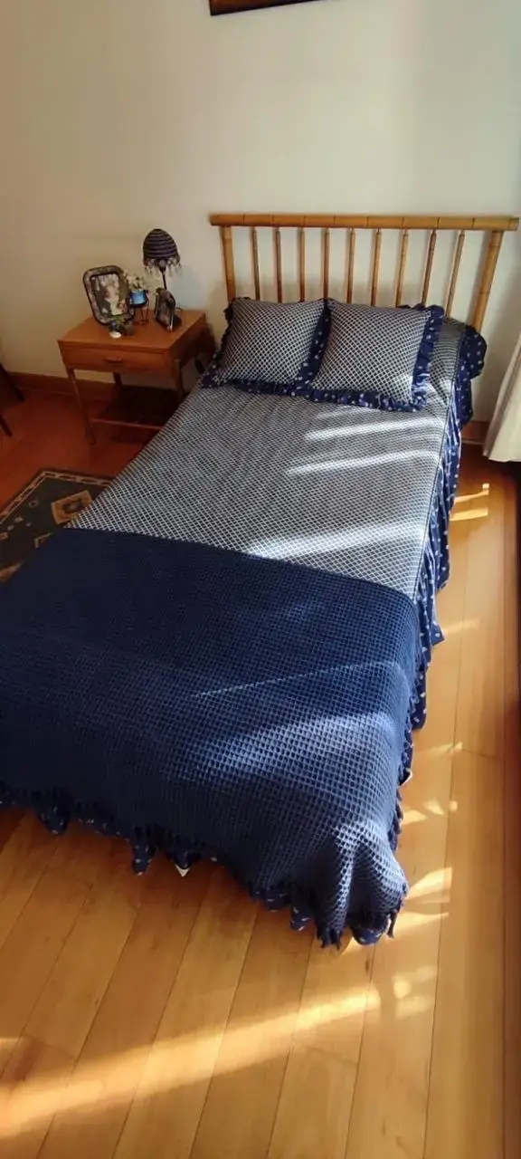 Cama individual de madera y velador