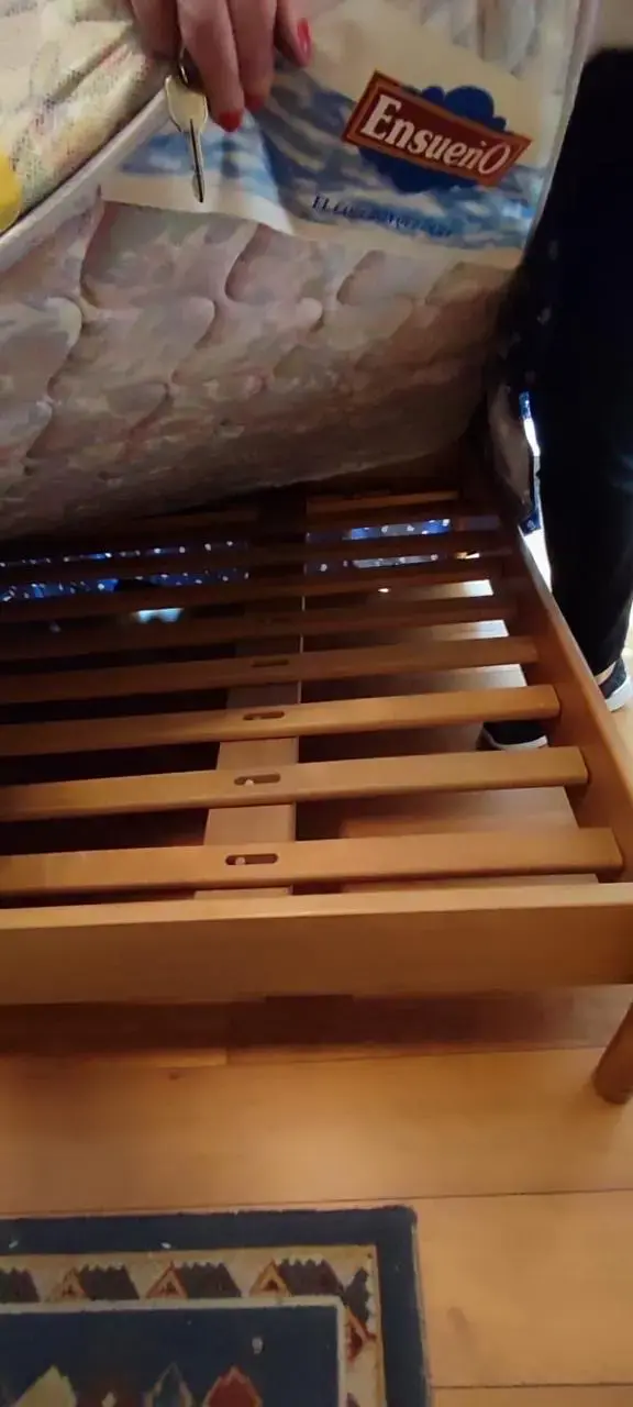 Cama individual de madera y velador - 2