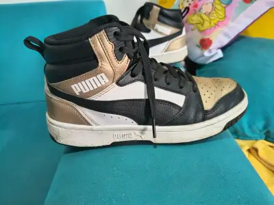 Zapatillas Puma negras y doradas - miniatura 1