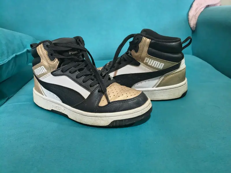 Zapatillas Puma negras y doradas - 2
