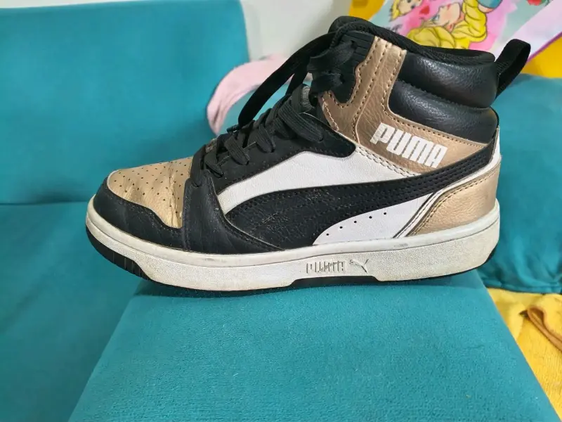 Zapatillas Puma negras y doradas - 3