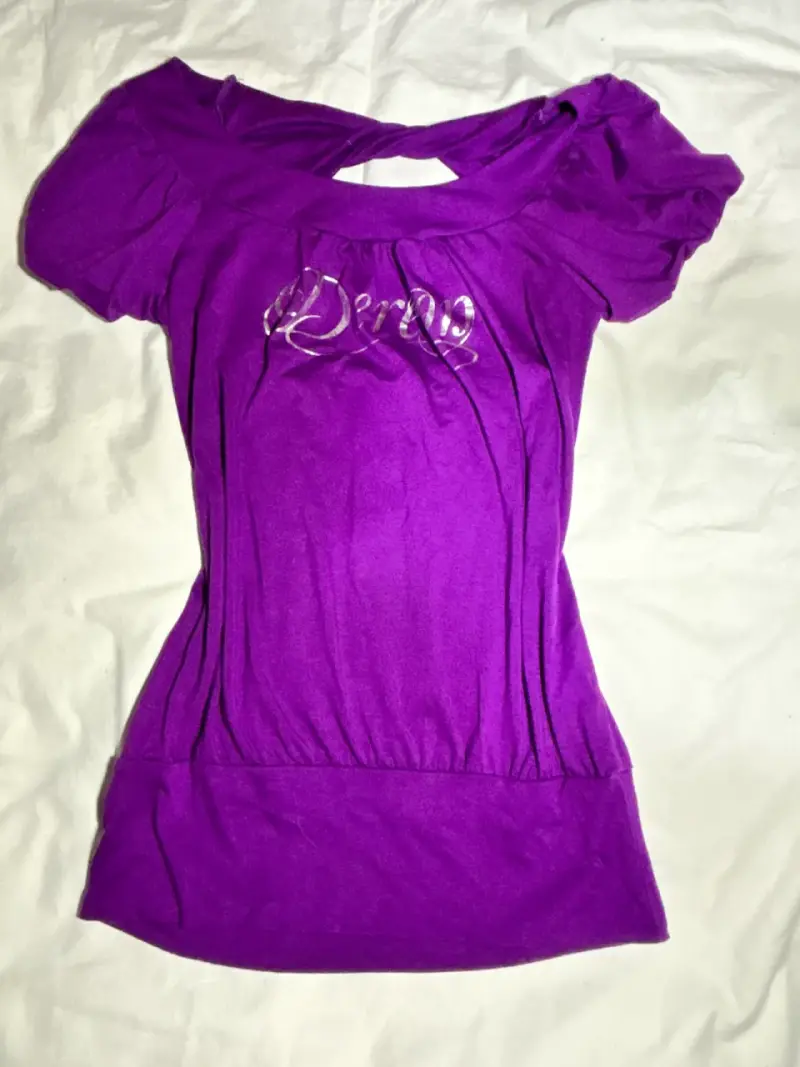 Polera morada con diseño