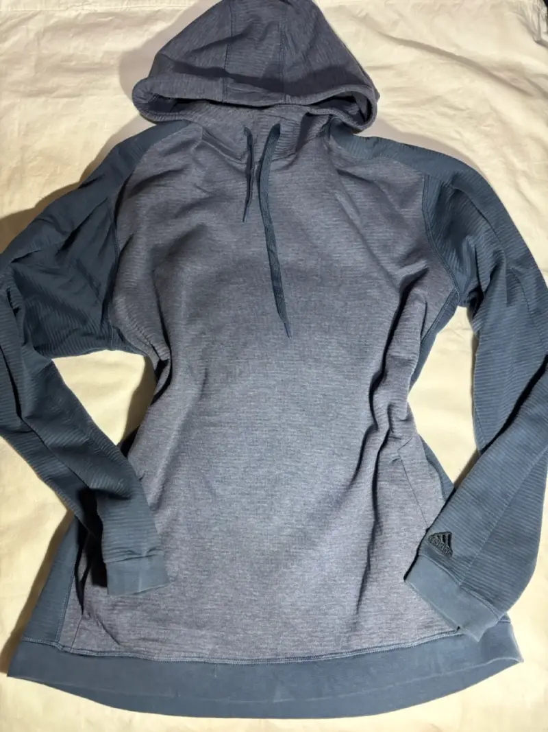Polerón deportivo con capucha gris - 1