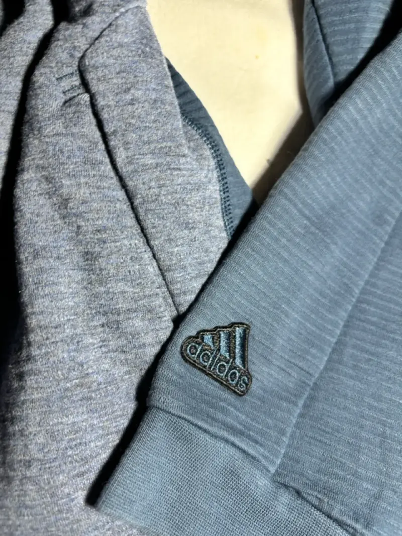 Polerón deportivo con capucha gris - 2