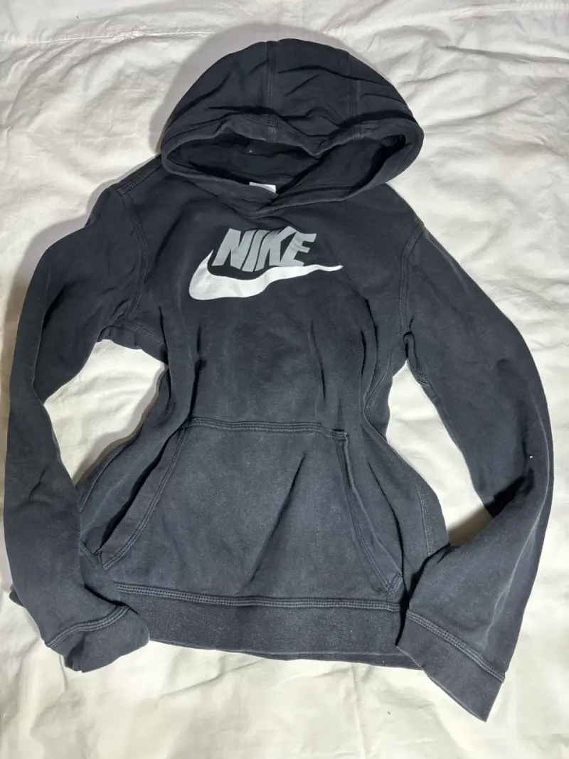 Polerón Nike negro con capucha - 1