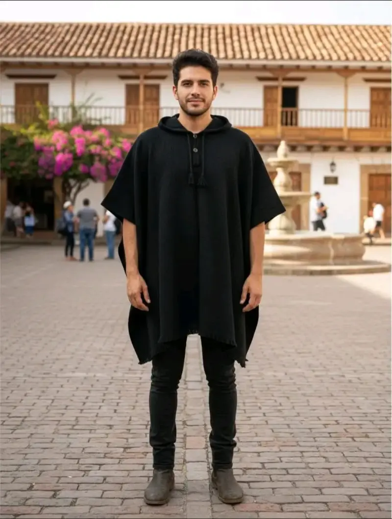 Poncho lana de alpaca negro con capucha - 1