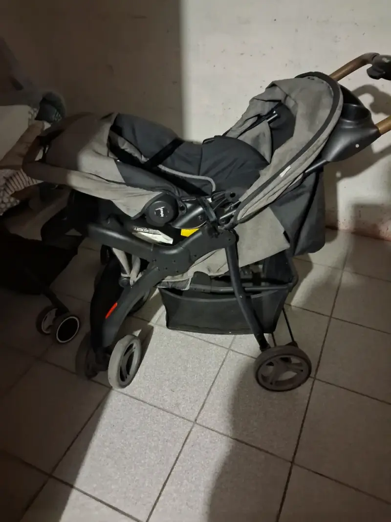 Coche de bebé gris y negro - 1