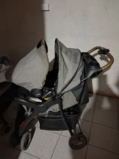 Coche de bebé gris y negro - miniatura 2