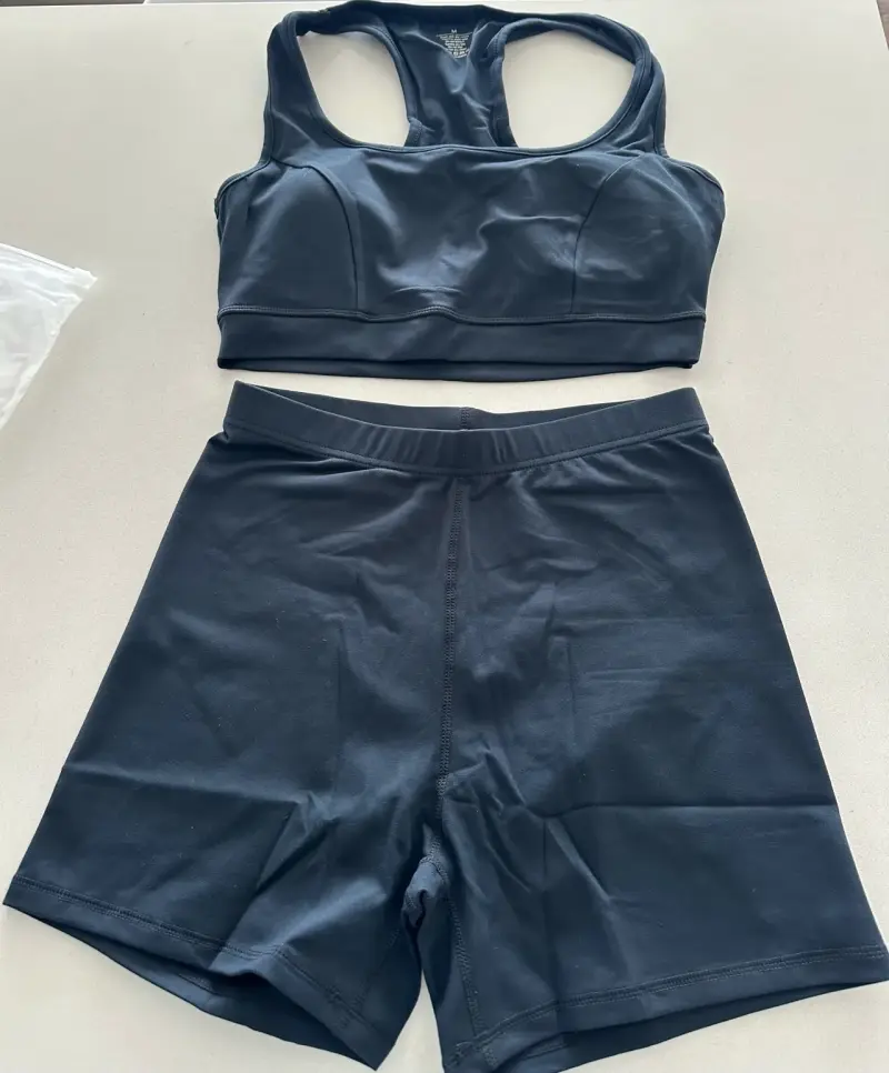 Conjunto deportivo negro
