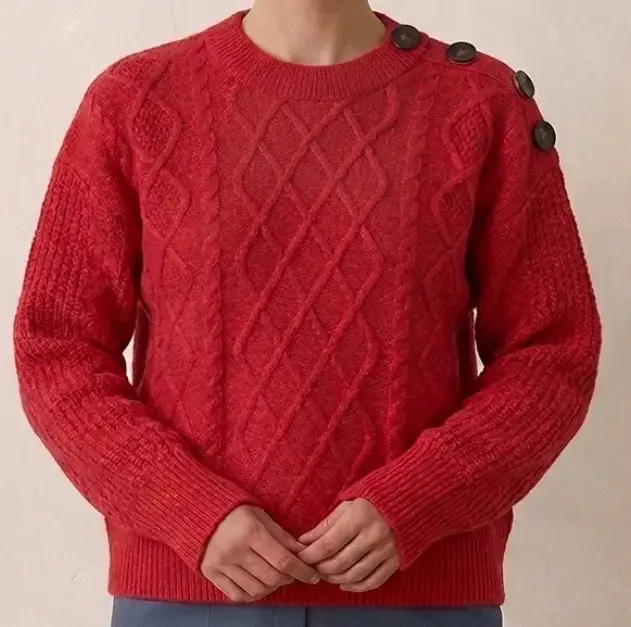 Suéter rojo con patrón trenzado