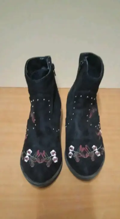 Botines negros bordados - miniatura 1