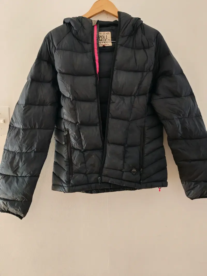 Chaqueta acolchada negra con capucha