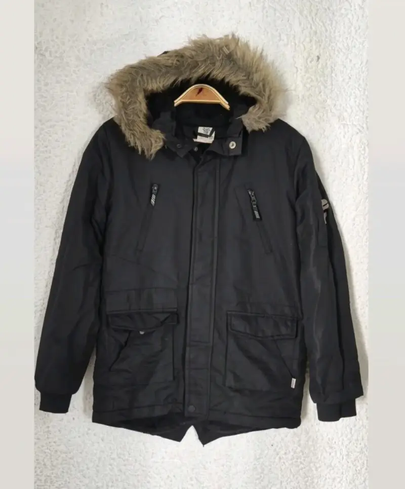 Parka negra con capucha de pelo