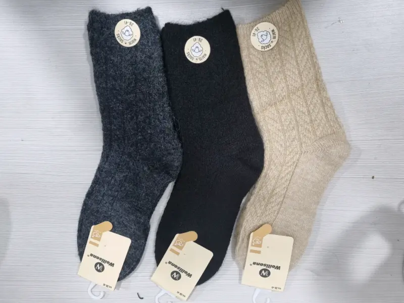 Calcetines de lana gris, negro y beige