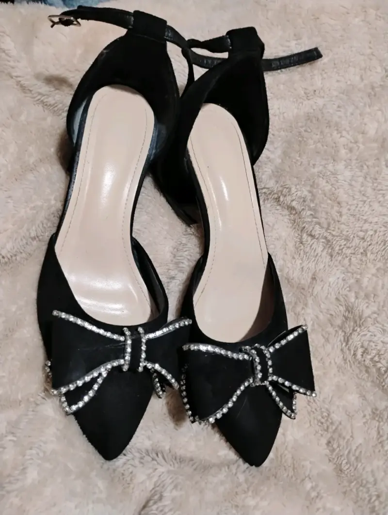 Zapatos de tacón negro con lazo - 1