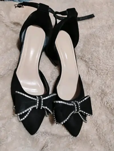 Zapatos de tacón negro con lazo - miniatura 1