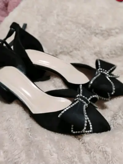 Zapatos de tacón negro con lazo - miniatura 2