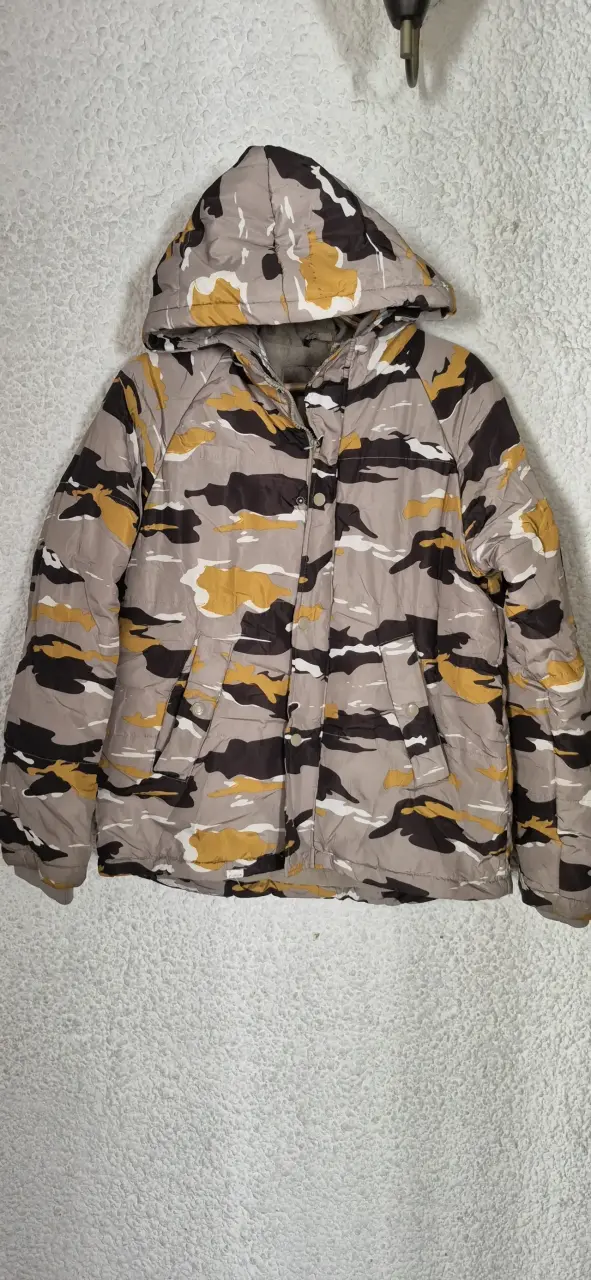Parka camuflada con capucha