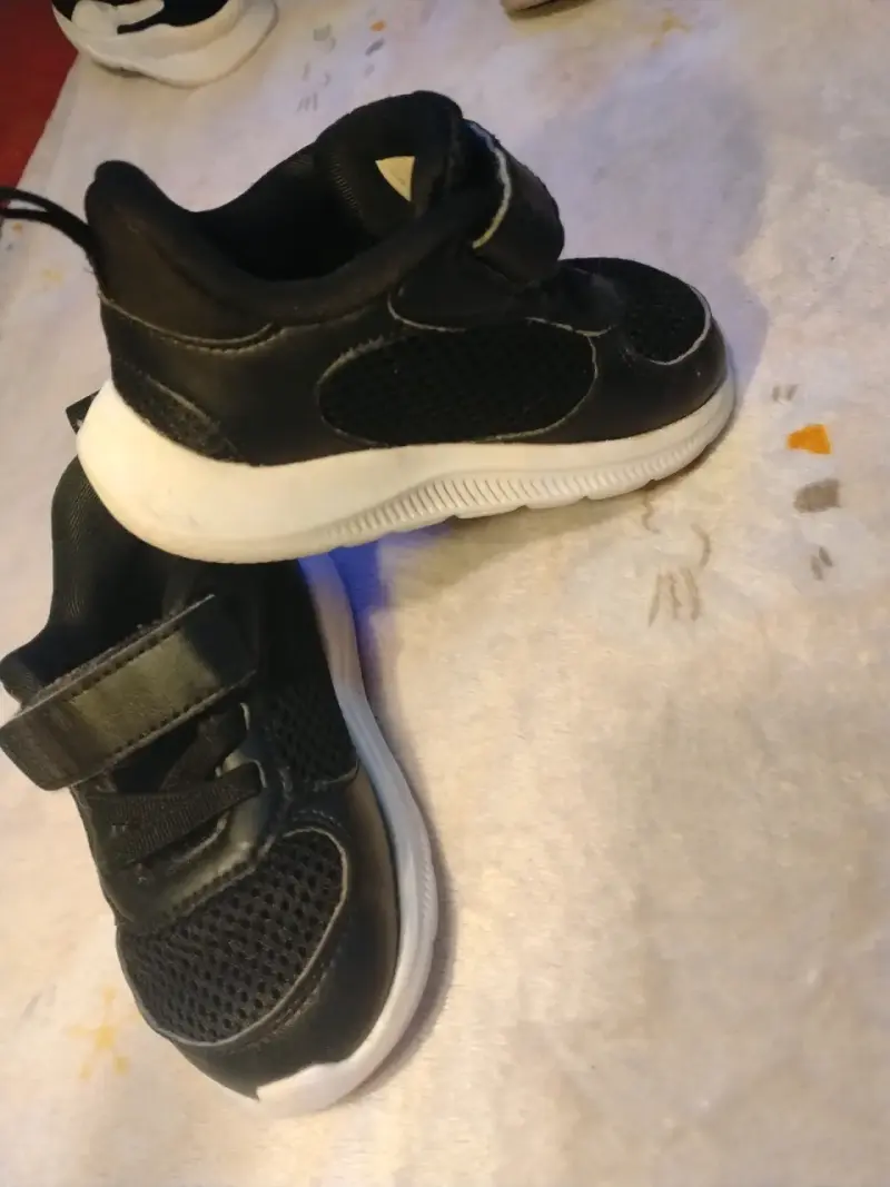 Zapatillas negras para niños - 1