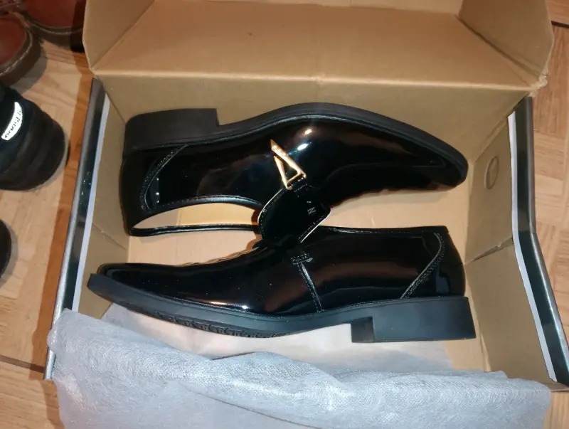 Zapatos formales negros de charol - 1
