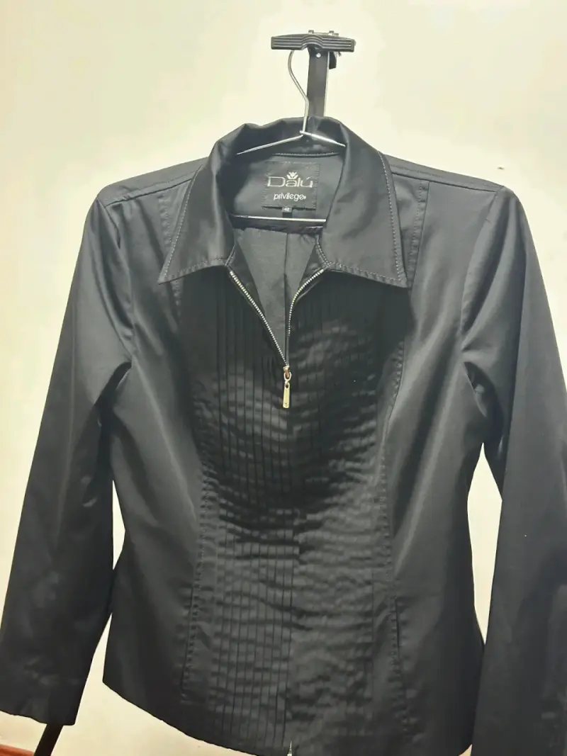 Chaqueta negra con cierre
