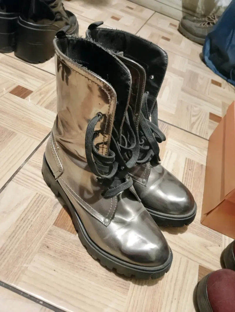 Botas metálicas estilo militar