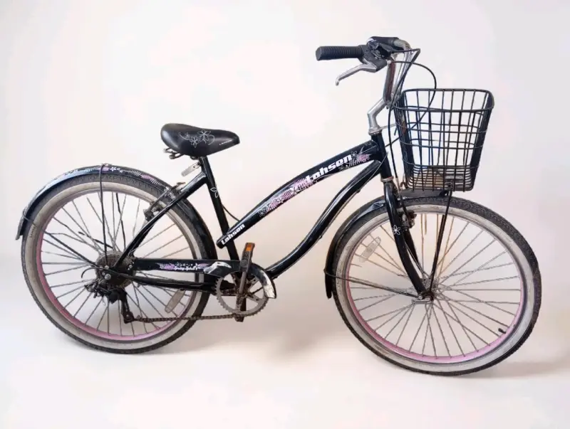 Bicicleta urbana negra con canasto