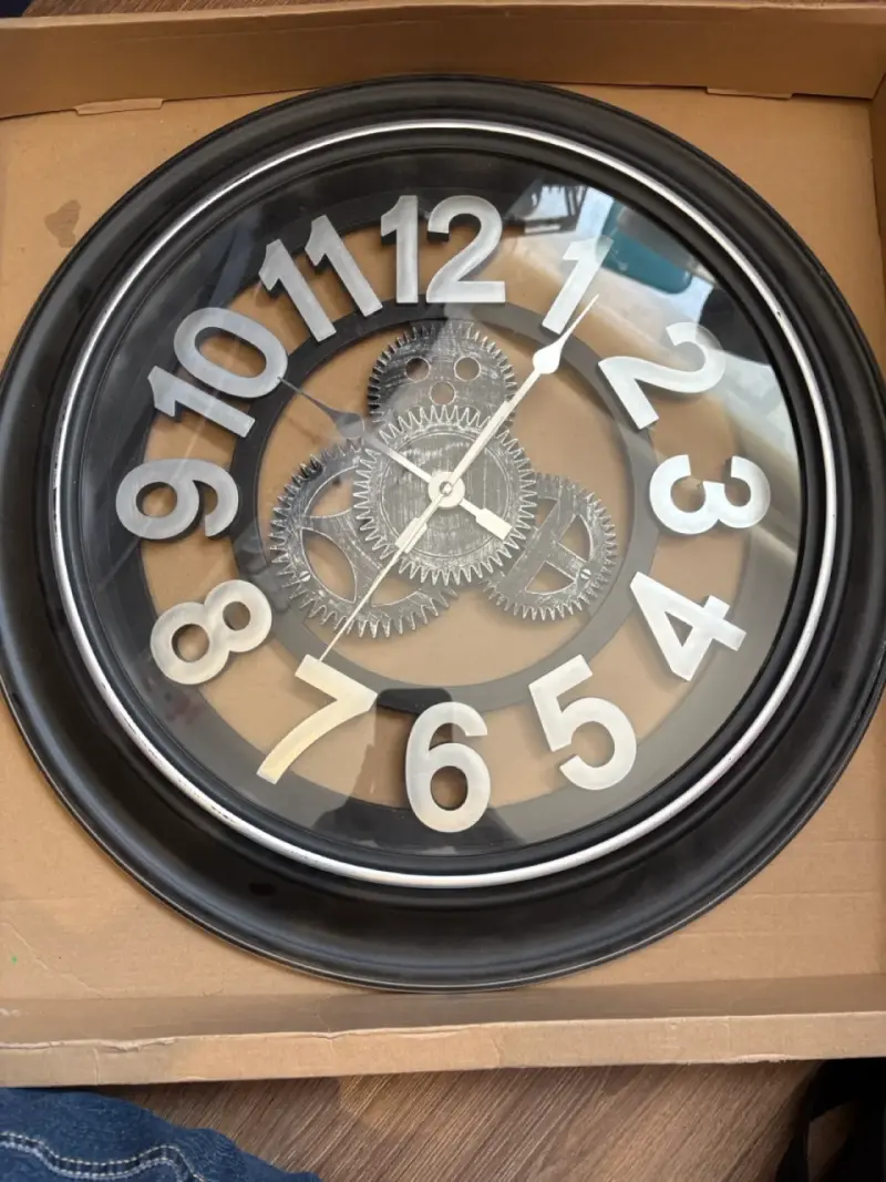 Reloj de pared negro con engranajes