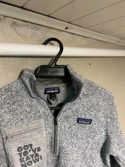 Suéter gris Patagonia con bolsillo - miniatura 1