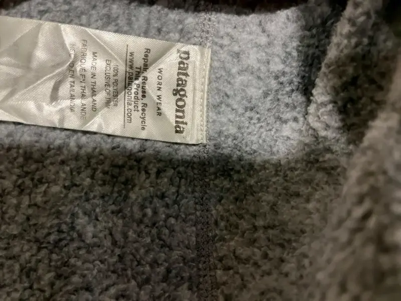Suéter gris Patagonia con bolsillo - 2