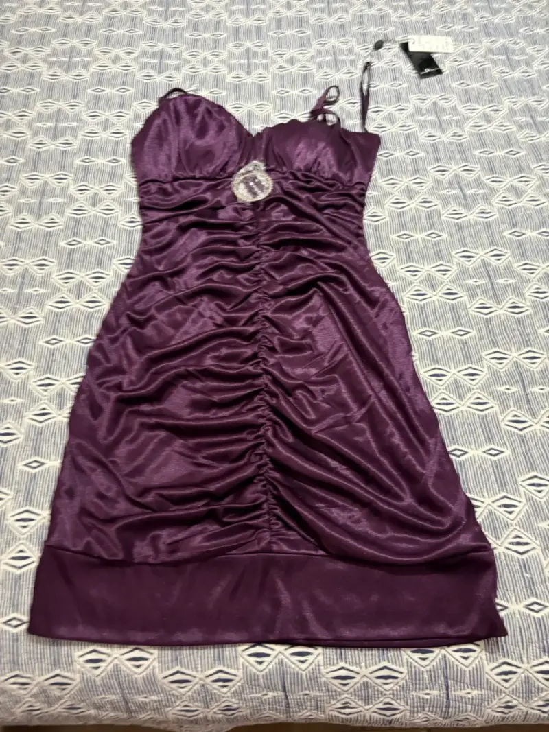 Vestido morado con brillo
