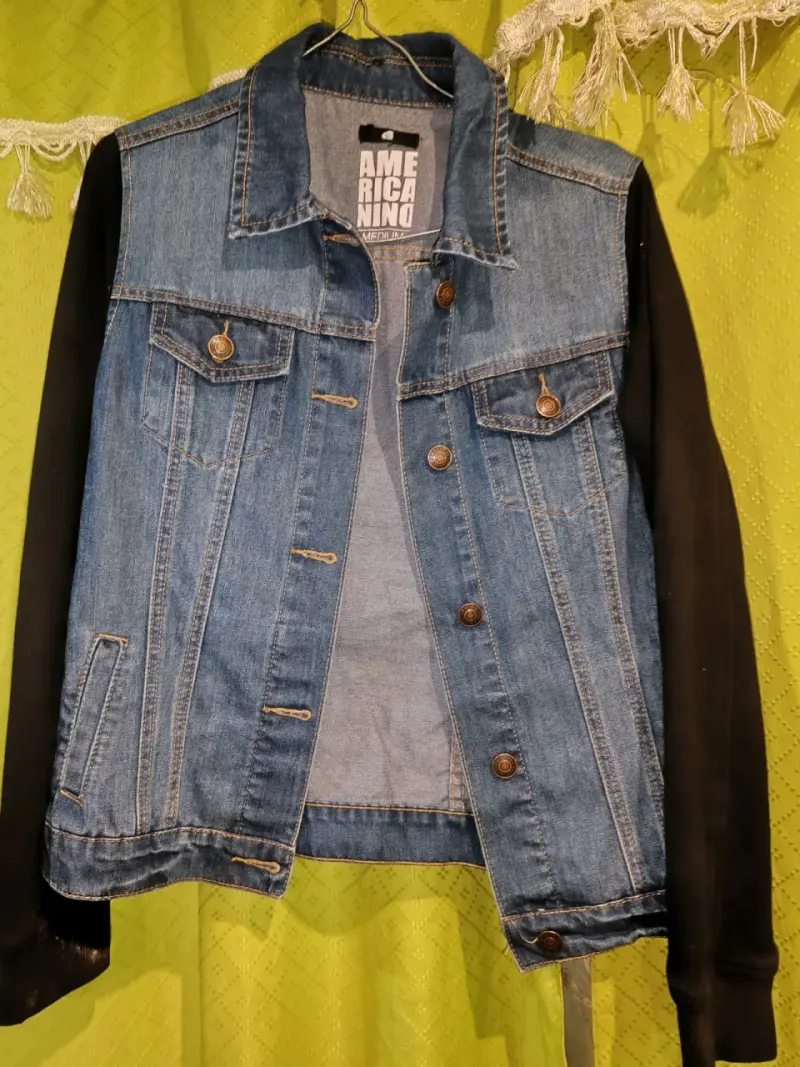 Chaqueta mezclilla y mangas negras